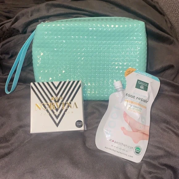 🪿Brand New 3 piece Makeup bundle! - Picture 1 of 8